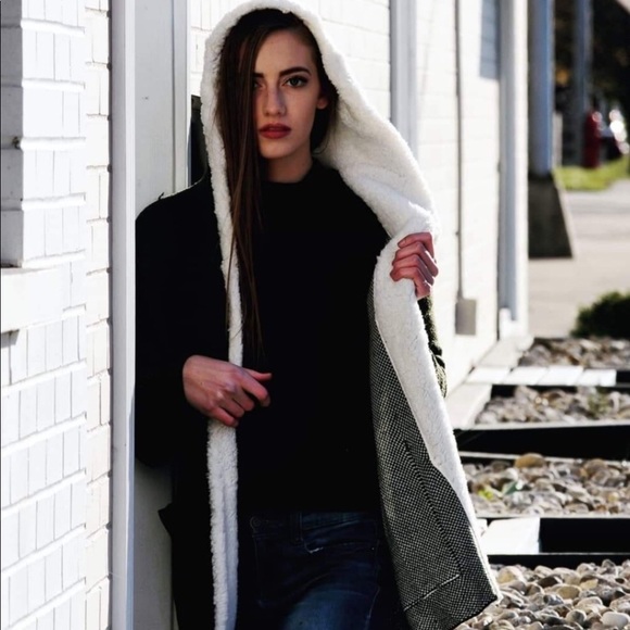 Cozy hooded Sherpa w/pockets ! - Picture 4 of 6